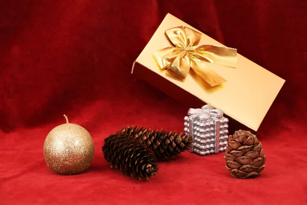 圣诞节和新年礼物是新年和圣诞节的象征 新年和圣诞节的节日装饰品 圣诞树 红色背景礼物的圣诞装饰 — 图库照片