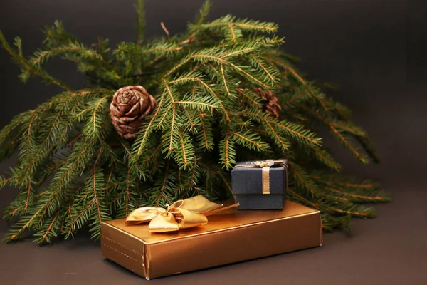 クリスマスツリーと装飾の黒い背景に新年とクリスマス2021のシンボルとしてブル 緑のクリスマスツリーと贈り物の背景に金属牛 — ストック写真