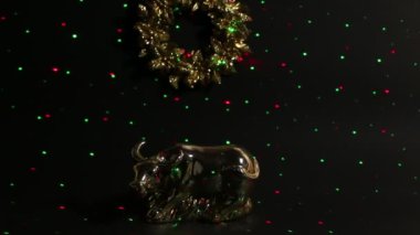 Yılbaşı ve Noel 2021 'in sembolü olarak bir Noel ağacı ve dekorunun siyah arka planında boğa.
