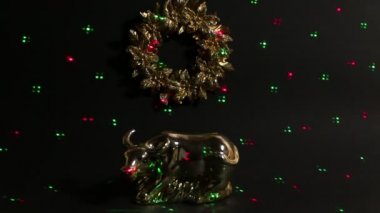 Yılbaşı ve Noel 2021 'in sembolü olarak bir Noel ağacı ve dekorunun siyah arka planında boğa.
