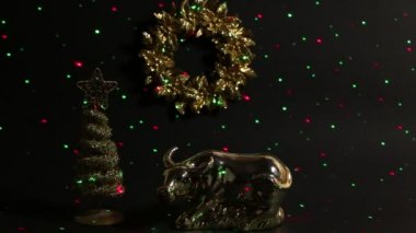 Yılbaşı ve Noel 2021 'in sembolü olarak bir Noel ağacı ve dekorunun siyah arka planında boğa.