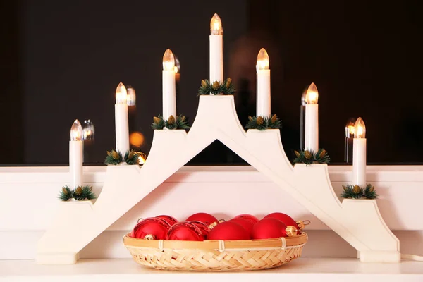 새해의 성탄절과 배경에 촛불이 창턱의 크리스마스 — 스톡 사진