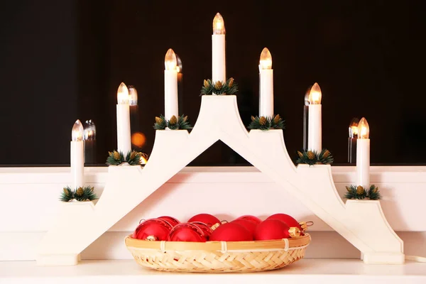 새해의 성탄절과 배경에 촛불이 창턱의 크리스마스 — 스톡 사진
