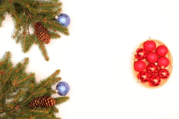 Χριστούγεννα Και Πρωτοχρονιά Fir Κλαδιά Κώνους Βρίσκονται Ξύλινο Φόντο Διακοσμημένα — Φωτογραφία Αρχείου