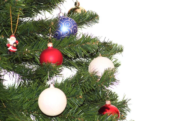 Χριστουγεννιάτικο Και Πρωτοχρονιάτικο Δέντρο Διακοσμημένο Εορταστικές Μπάλες Λευκό Φόντο Χριστούγεννα — Φωτογραφία Αρχείου