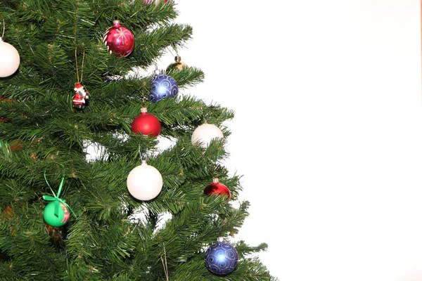 Albero Natale Capodanno Decorato Con Palline Festive Sfondo Bianco Natale — Foto Stock