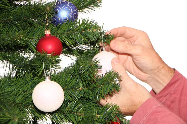 Ένας Άνθρωπος Διακοσμεί Ένα Χριστουγεννιάτικο Και Νέο Έτος Δέντρο Εορταστικές — Φωτογραφία Αρχείου