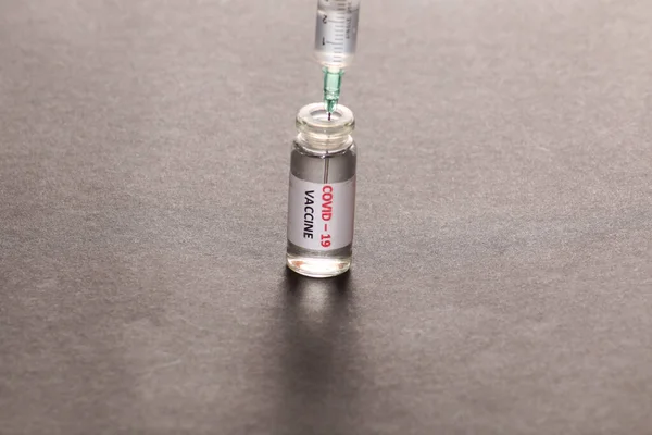 Conceito Combater Coronavírus Covid Fundo Preto Frasco Com Uma Vacina — Fotografia de Stock