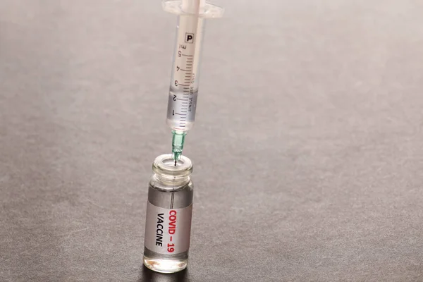 Conceito Combater Coronavírus Covid Fundo Preto Frasco Com Uma Vacina — Fotografia de Stock