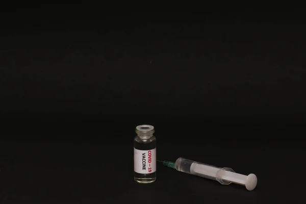 Begreppet Att Bekämpa Coronavirus Covid Svart Bakgrund Burk Med Vaccin — Stockfoto