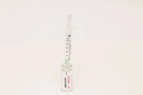 Conceito Combater Coronavírus Covid Fundo Branco Frasco Com Uma Vacina — Fotografia de Stock