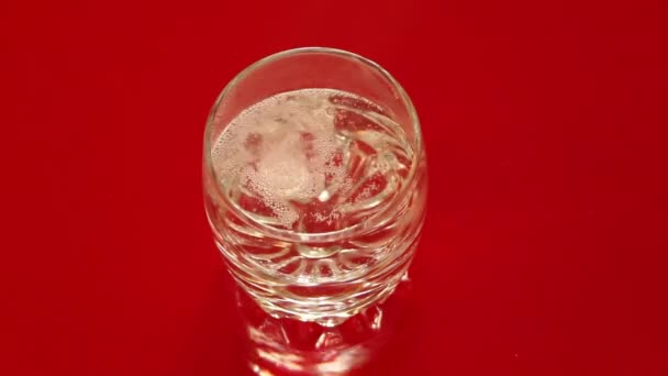 Effervescent Tablet Dissolves Transparent Glass Water Red Background Take Cough — Stock Video