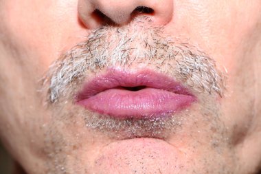 Kırmızı ruj makyajlı erkek dudakları. Erkek, seksi ağız. Kozmetik, moda makyaj konsepti. Tutkulu bir öpücük.