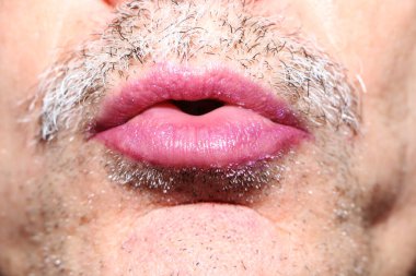 Kırmızı ruj makyajlı erkek dudakları. Erkek, seksi ağız. Kozmetik, moda makyaj konsepti. Tutkulu bir öpücük.