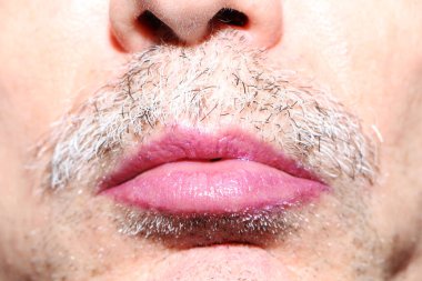 Kırmızı ruj makyajlı erkek dudakları. Erkek, seksi ağız. Kozmetik, moda makyaj konsepti. Tutkulu bir öpücük.