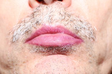 Kırmızı ruj makyajlı erkek dudakları. Erkek, seksi ağız. Kozmetik, moda makyaj konsepti. Tutkulu bir öpücük.