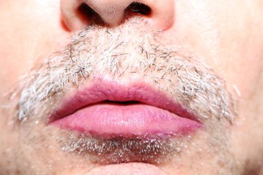 Kırmızı ruj makyajlı erkek dudakları. Erkek, seksi ağız. Kozmetik, moda makyaj konsepti. Tutkulu bir öpücük.