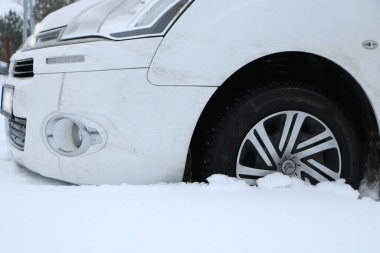 Kışın, araba derin kara saplandı. Araba, kış, konsept - derin karda çivili araba tekerleği.