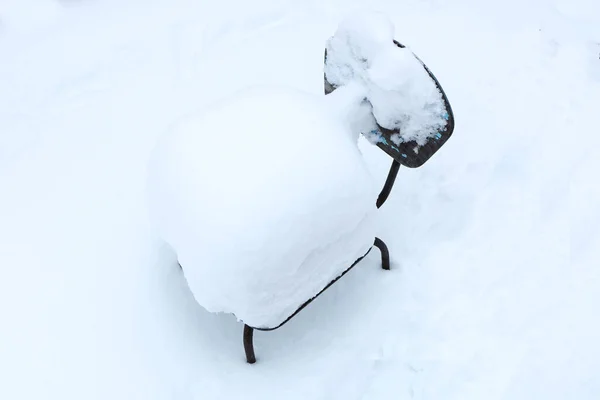 Concetto Invernale Una Sedia All Esterno Coperta Grande Strato Neve — Foto Stock