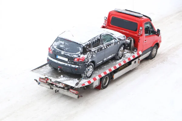 Soğuk kışta bozuk bir arabanın tahliyesi. Kışın, bir çekici bir kazadan sonra arabayı götürür. Kışın araba yardımı.