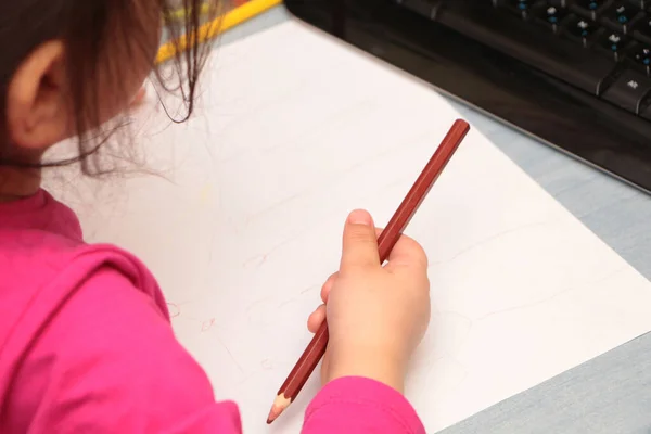 Küçük Bir Kız Renkli Resimler Çiziyor Kapalı Bir Masada Oturan — Stok fotoğraf