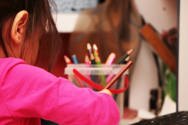 Маленькая Девочка Рисует Красочные Картинки Играет Детьми Карандашами Сидя Столом — стоковое фото
