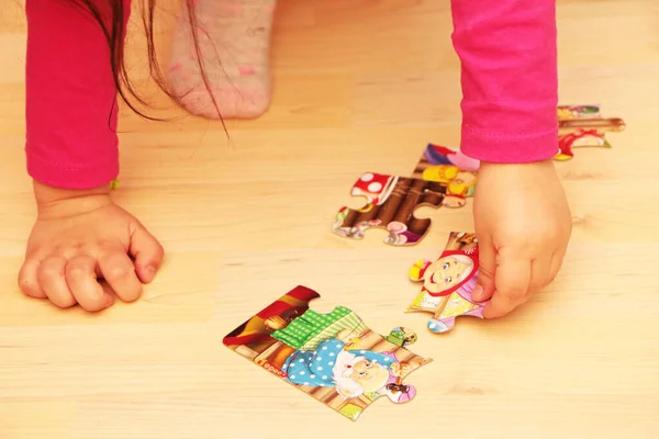 小女孩在家里 幼儿园或托儿所里玩拼图游戏 一个小女孩在家里玩教育游戏 — 图库照片