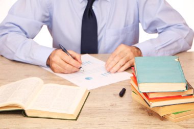Ofiste mavi gömlekli bir işadamı masaya bir rapor yazıyor. Bir küre, kitaplar ve gözlükler. Kütüphanede bir öğrenci bilimsel bir rapor hazırlıyor..