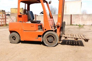 Eski forklift, forklift, istif kamyonu, depo forklifti. Garajda tamir edilen eski bir araba..