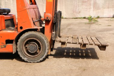 Eski forklift, forklift, istif kamyonu, depo forklifti. Garajda tamir edilen eski bir araba..