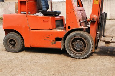 Eski forklift, forklift, istif kamyonu, depo forklifti. Garajda tamir edilen eski bir araba..