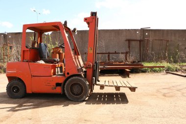 Eski forklift, forklift, istif kamyonu, depo forklifti. Garajda tamir edilen eski bir araba..