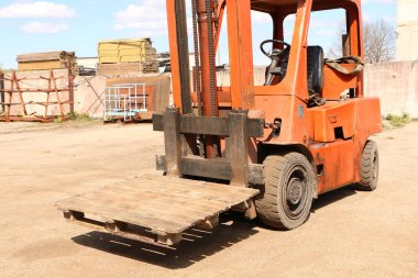 Eski forklift, forklift, istif kamyonu, depo forklifti. Garajda tamir edilen eski bir araba..