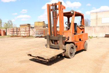 Eski forklift, forklift, istif kamyonu, depo forklifti. Garajda tamir edilen eski bir araba..