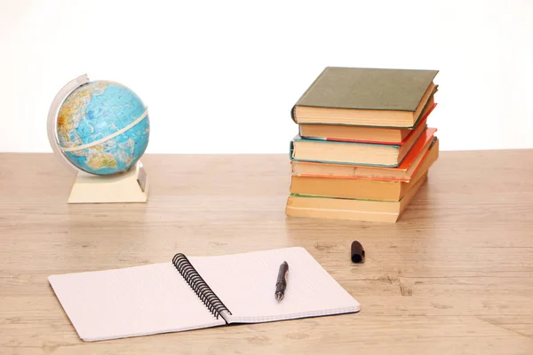 Globe Terrestre Des Documents Étude Sur Table Dans Bibliothèque Pour — Photo