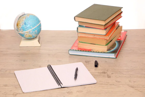 Globo Materiali Studio Sul Tavolo Della Biblioteca Preparare Gli Esami — Foto Stock