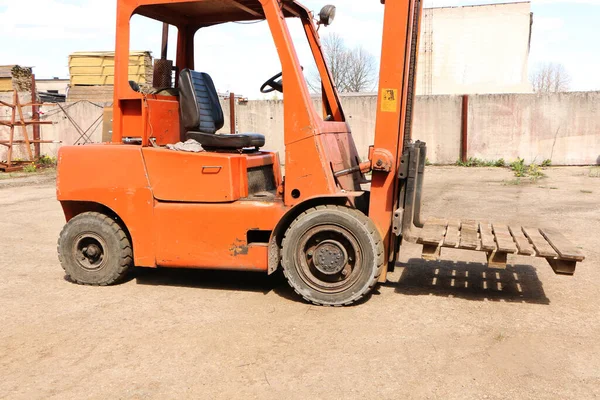 Auto Oude Vorkheftruck Vorkheftruck Stapelaar Magazijn Vorkheftruck Oude Auto Reparatie — Stockfoto