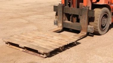 Eski forklift, forklift, istif kamyonu, depo forklifti. Garajda tamir edilen eski bir araba..