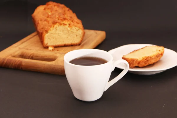 Auf Schwarzem Hintergrund Eine Weiße Tasse Mit Kaffee Und Einem — Stockfoto