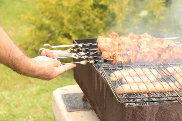 烤架上的肉串烤在绿色的背景上 暑假和传统户外烧烤野餐 烤肉沙士力克 — 图库照片