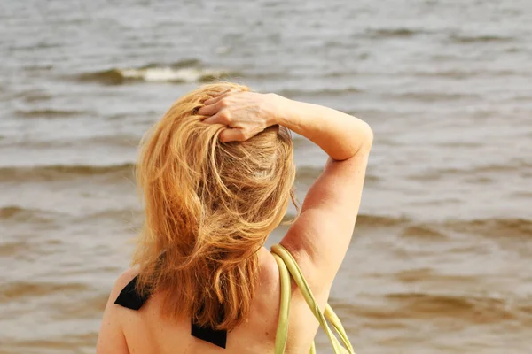 Νεαρή Γυναίκα Μπικίνι Στην Παραλία Χέρι Της Διαλύει Μαλλιά Της — Φωτογραφία Αρχείου