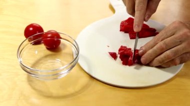 Sağlıklı beslenme - kırmızı biber ve domates salatası hazırlamak. Şef bir yaz salatası hazırlıyor. Diyet vitamin salatası.