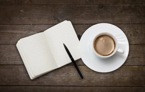 Kahve fincanı ve not defteri. — Stok fotoğraf