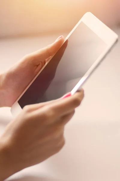 Primer plano de la mujer con la pc tableta — Foto de Stock