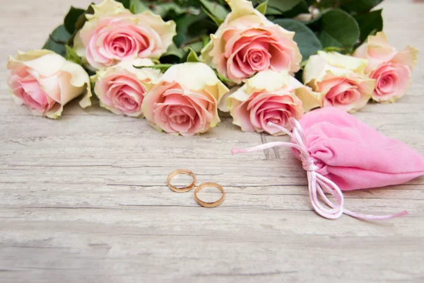 Wedding rings and flowers — Stock Photo, Image