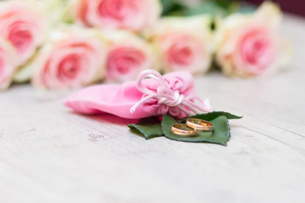 Anillos de boda y flores — Foto de Stock