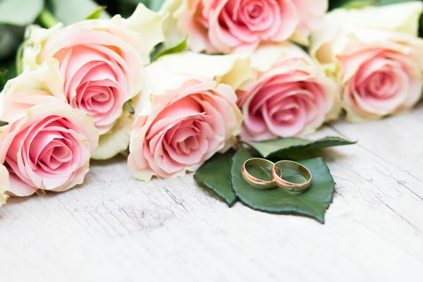 Anillos de boda y flores — Foto de Stock