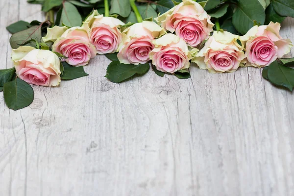 Rosas sobre fondo de madera — Foto de Stock