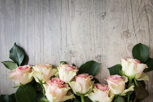 Roses on a wooden background — Stock Photo, Image