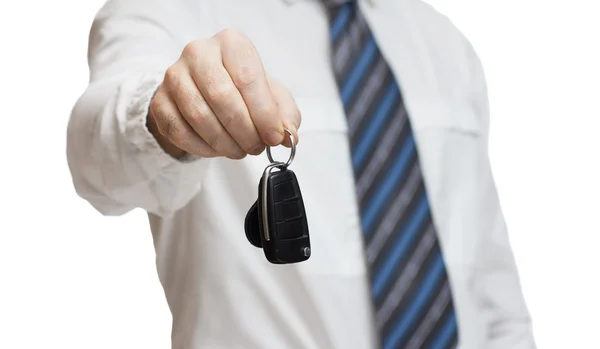 bir araba anahtarı veren işadamı